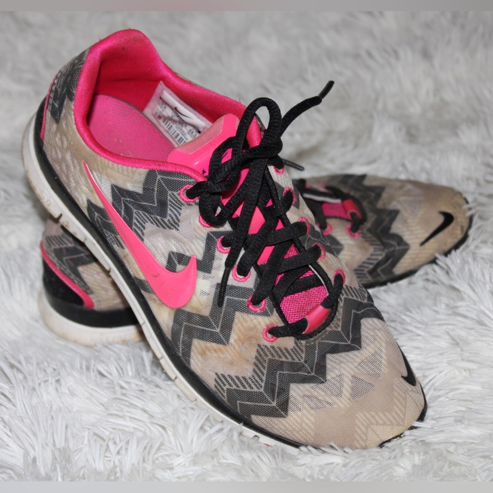 Chevron Nike Running Shoes